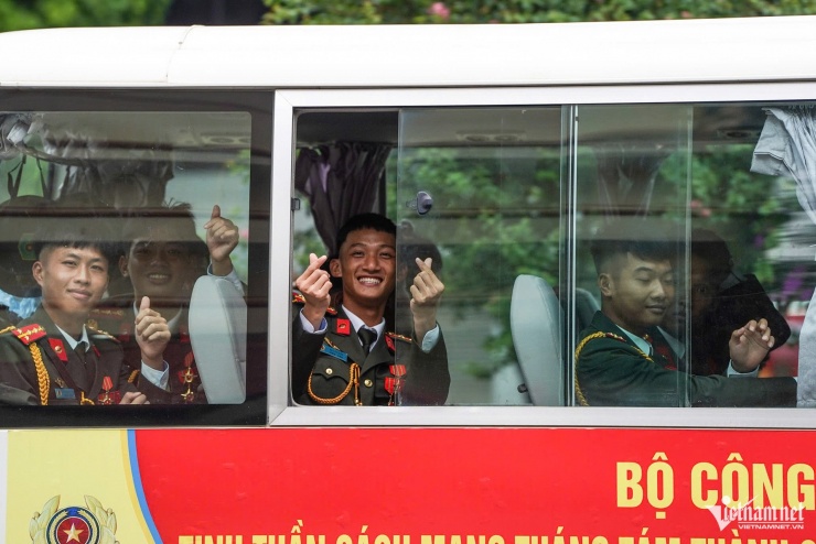 Những gương mặt đen sạm vì nhiều tháng luyện tập nhưng lúc nào cũng vui tươi. Ảnh: Trần Minh Quân