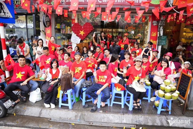 Người dân trên phố Lê Hồng Phong chờ đến giờ vào khán đài. Ảnh: Bảo Minh