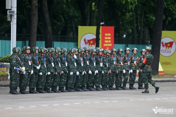 Lực lượng Quân đội và Công an làm nhiệm vụ trên Quảng trường Ba Đình vào vị trí nghe triển khai kế hoạch. Ảnh: Quyết Thắng