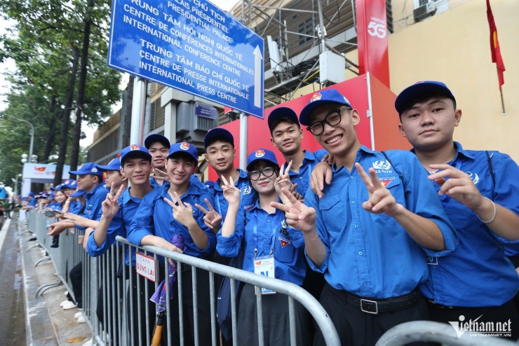 Thanh niên tình nguyện sẵn sàng phục vụ lễ sơ duyệt. Ảnh: Quyết Thắng