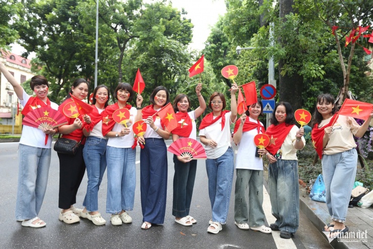 Người dân rạng rỡ chờ xem sơ duyệt diễu binh, diễu hành. Ảnh: Quyết Thắng