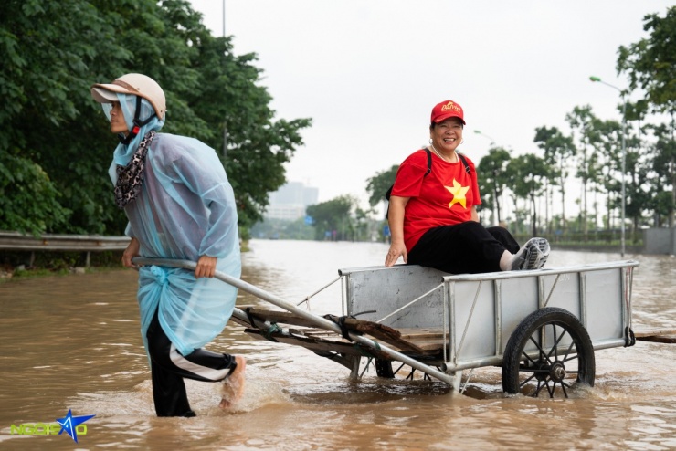 Dịch vụ chở người qua đoạn ngập trước bảo tàng với giá 30.000 đồng/lượt hút đông khách.