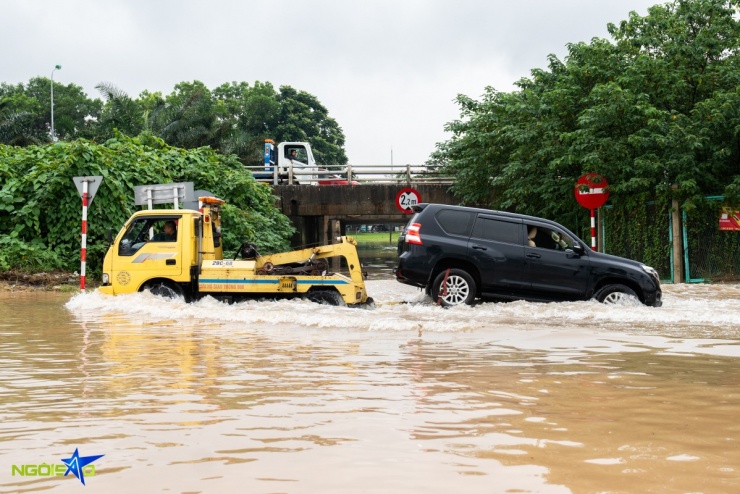 Xe cứu hộ kéo ô tô chết máy về gara.