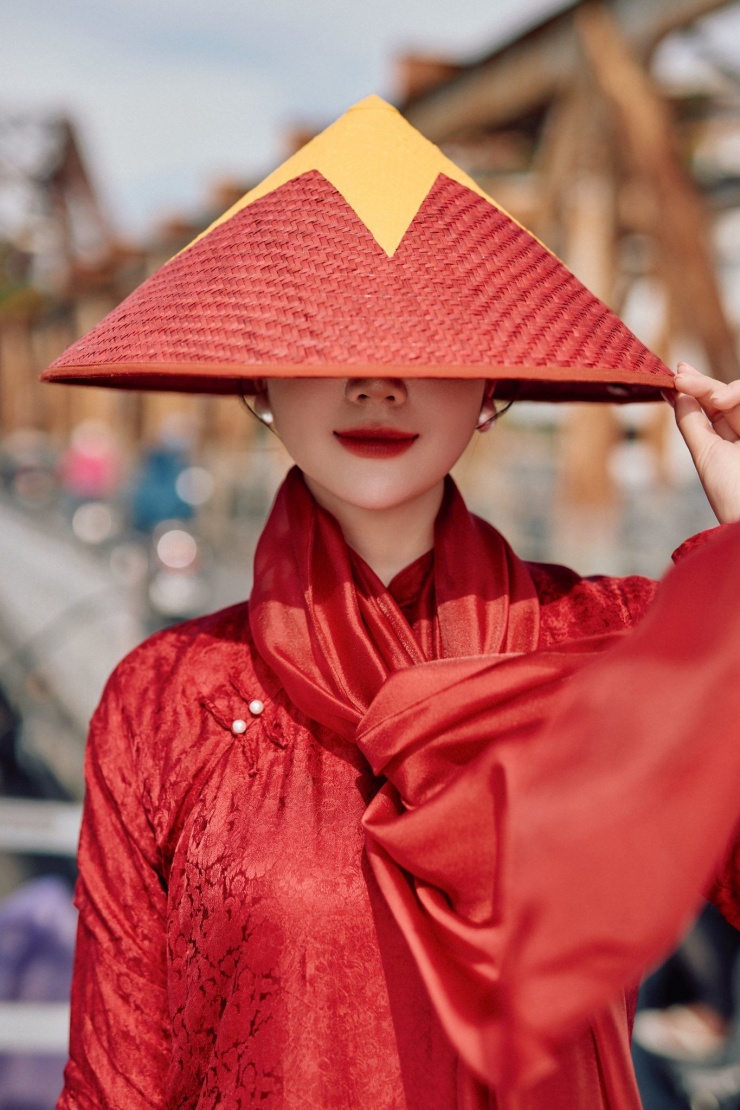 Trước thềm Quốc khánh 2/9, diễn viên Phan Minh Huyền (Huyền Lizzie) bất ngờ chia sẻ loạt ảnh xinh đẹp trong trang phục áo dài truyền thống, thu hút sự chú ý của đông đảo người hâm mộ.