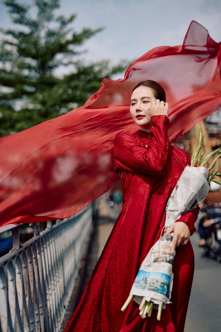 Những hình ảnh rực rỡ "hòa bình đẹp lắm" của nữ diễn viên VTV.