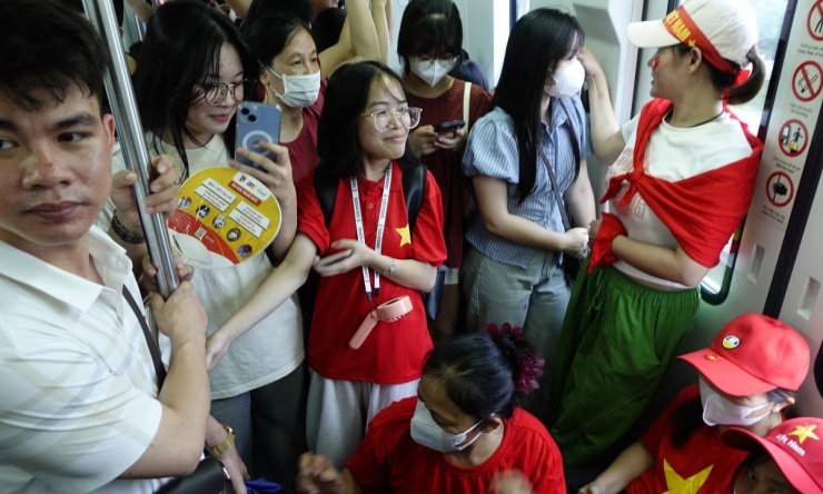 Tàu Cát Linh - Hà Đông chật cứng người đi xem diễu binh - 2