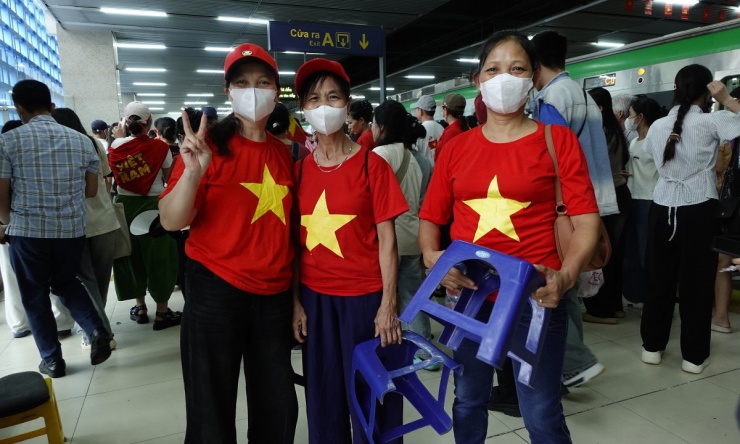 Tàu Cát Linh - Hà Đông chật cứng người đi xem diễu binh - 3