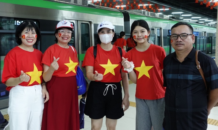 Tàu Cát Linh - Hà Đông chật cứng người đi xem diễu binh - 4