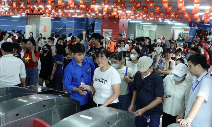 Tàu Cát Linh - Hà Đông chật cứng người đi xem diễu binh - 5