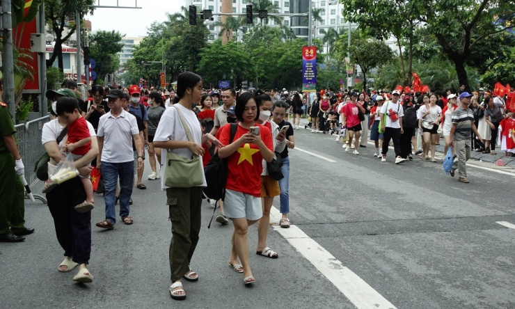 Tàu Cát Linh - Hà Đông chật cứng người đi xem diễu binh - 8