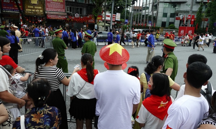 Tàu Cát Linh - Hà Đông chật cứng người đi xem diễu binh - 7