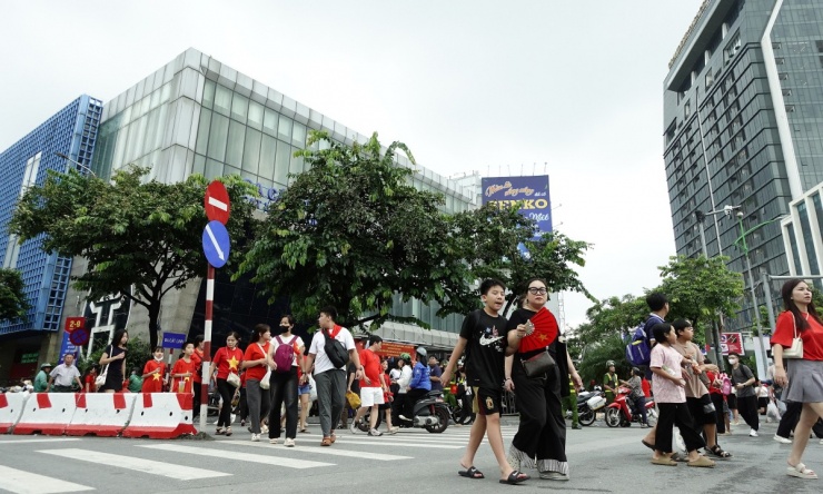 Tàu Cát Linh - Hà Đông chật cứng người đi xem diễu binh - 6