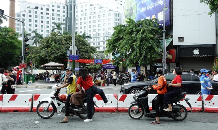 Tàu Cát Linh - Hà Đông chật cứng người đi xem diễu binh - 9