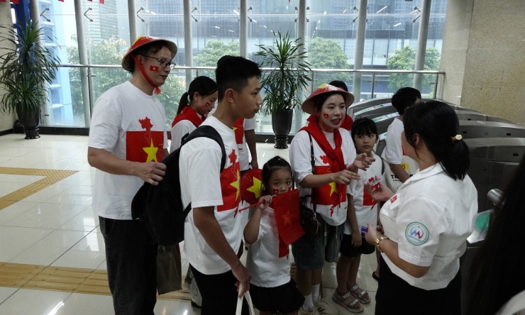 Tàu Cát Linh - Hà Đông chật cứng người đi xem diễu binh - 10