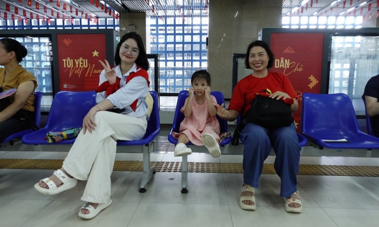 Tàu điện Cát Linh - Hà Đông đông kín người sau lễ duyệt binh ngày 21 và 24/8.