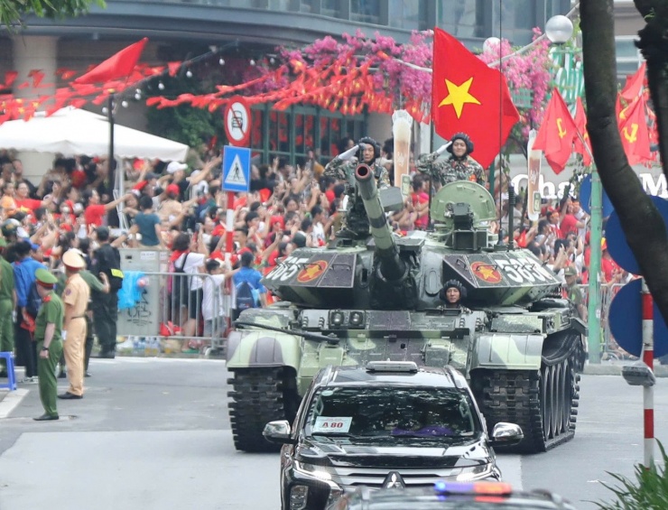 Xe tăng T-54B cải tiến số hiệu 565 di chuyển trong tiếng reo hò của người dân hai bên đường.