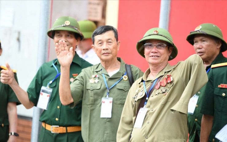 Có bác cựu chiến binh bị thương tật tay trong khối cựu chiến binh tham gia diễu hành vẫn giơ tay vẫy chào bà con, vẫy chào bạn trẻ...