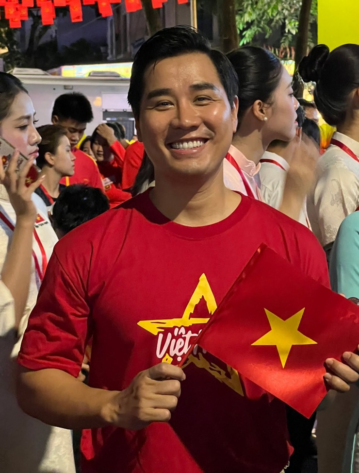 MC Nguyên Khang rạng rỡ giữa dòng người trên phố Quán Thánh.