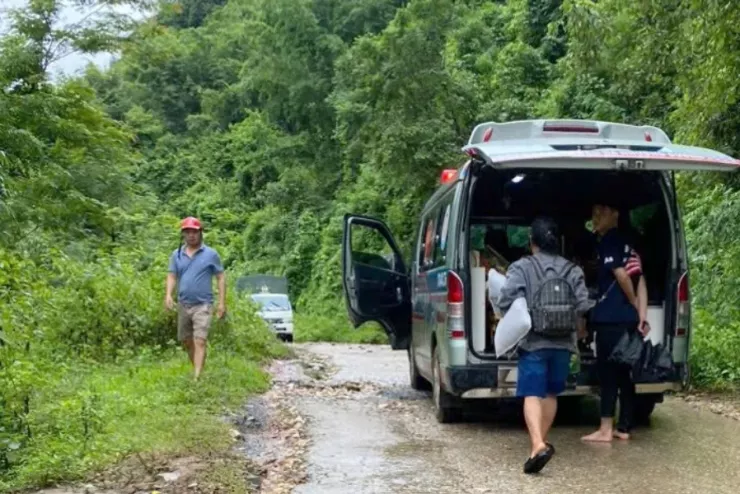 Xe cứu thương đưa thi thể bé T về quê nhà.
