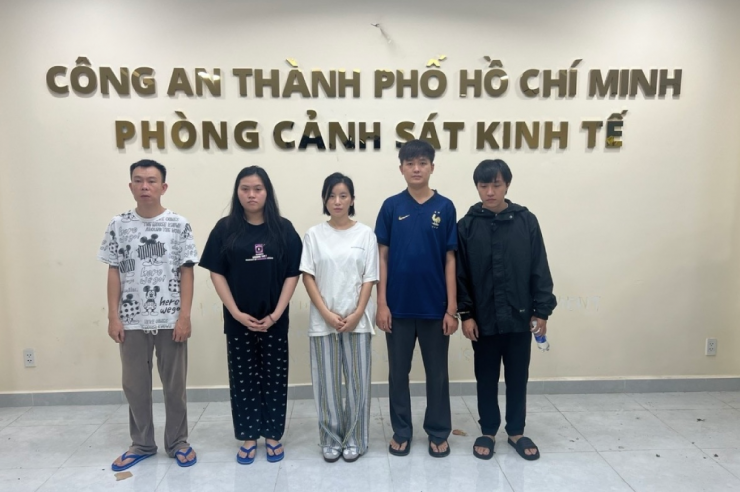 Các đối tượng bị khởi tố, trong đó Miss Audition Ngọc Anh (áo trắng, ở giữa). Ảnh: Công an cung cấp.