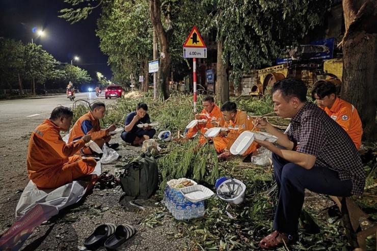 Bữa cơm vội của thợ điện lực Nghệ An trong nỗ lực khắc phục hậu quả cơn bão số 5