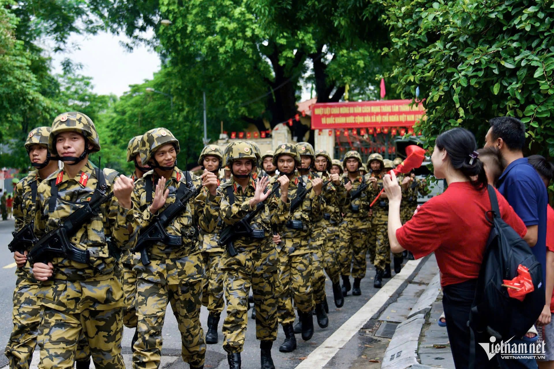 Khối chiến sĩ Công binh vui vẻ vẫy tay với người dân. Ảnh: Huy Anh