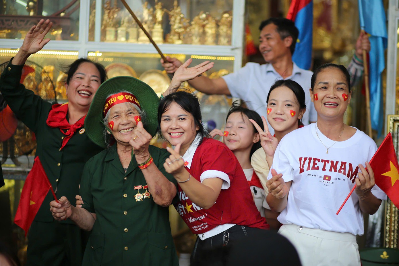 "Nụ cười hòa bình" trên khuôn mặt rạng rỡ của những cựu chiến binh, cựu thanh niên xung phong đã lan tỏa tới những người trẻ về giá trị của hòa bình.