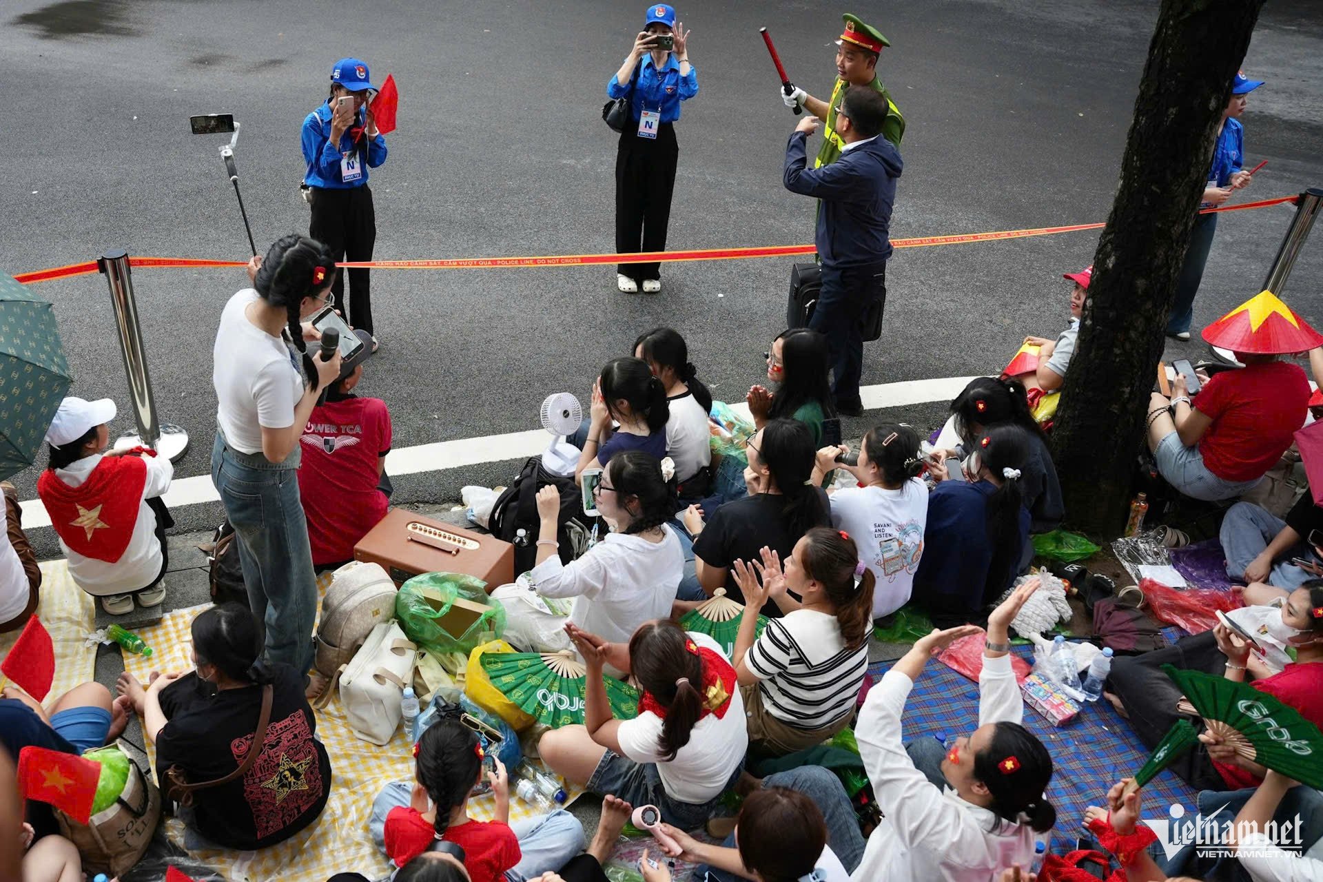 Khu vực ngã tư Liễu Giai, người dân mang loa kéo và mic để hát karaoke. Ảnh: Bảo Quý