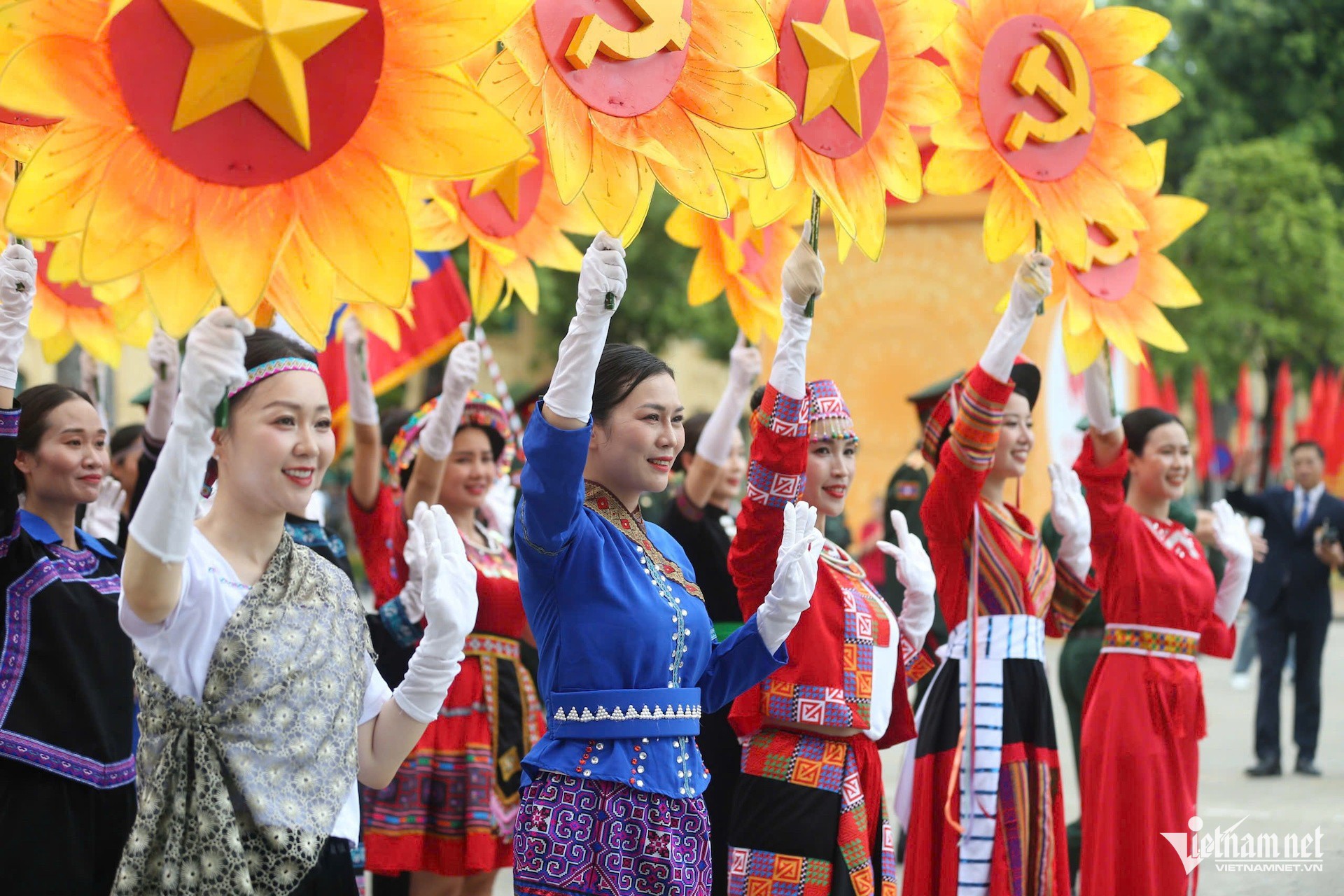Các khối diễu hành tại đầu đường Hùng Vương, lối vào quảng trường. Ảnh: Quyết Thắng