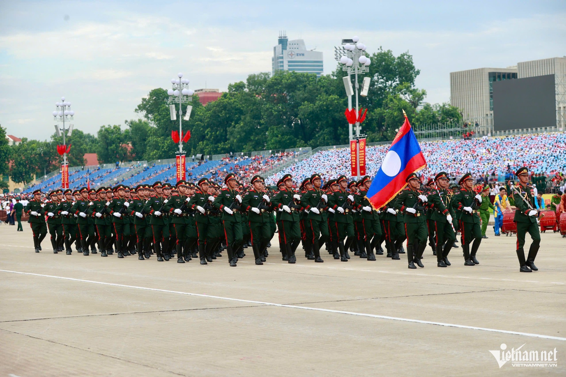 Khối quân đội Lào tập luyện. Ảnh: Phạm Hải