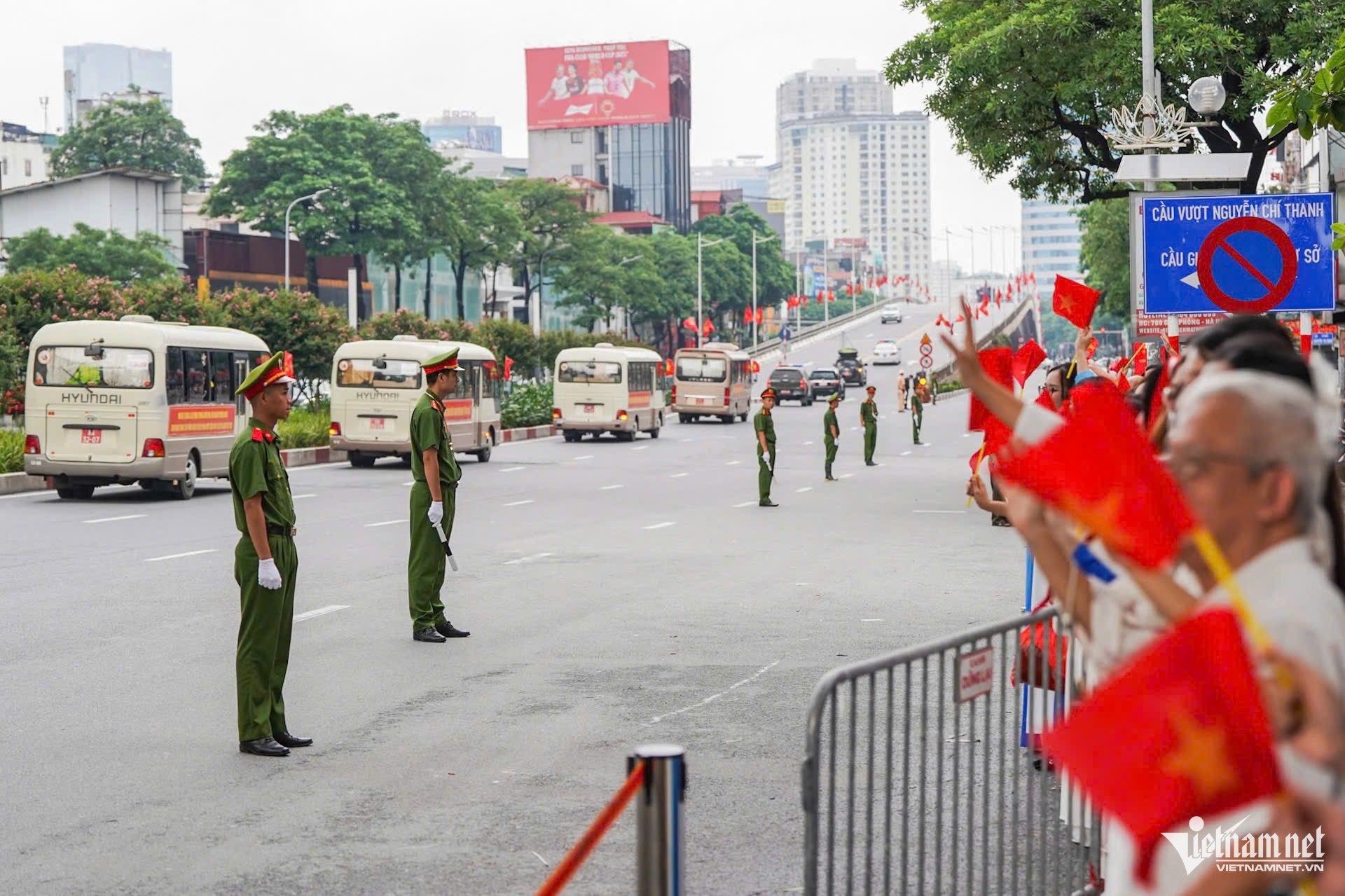 Người dân đứng dọc hai bên đường hân hoan chào đón đoàn xe Quân đội đi qua. Ảnh: Trần Minh Quân