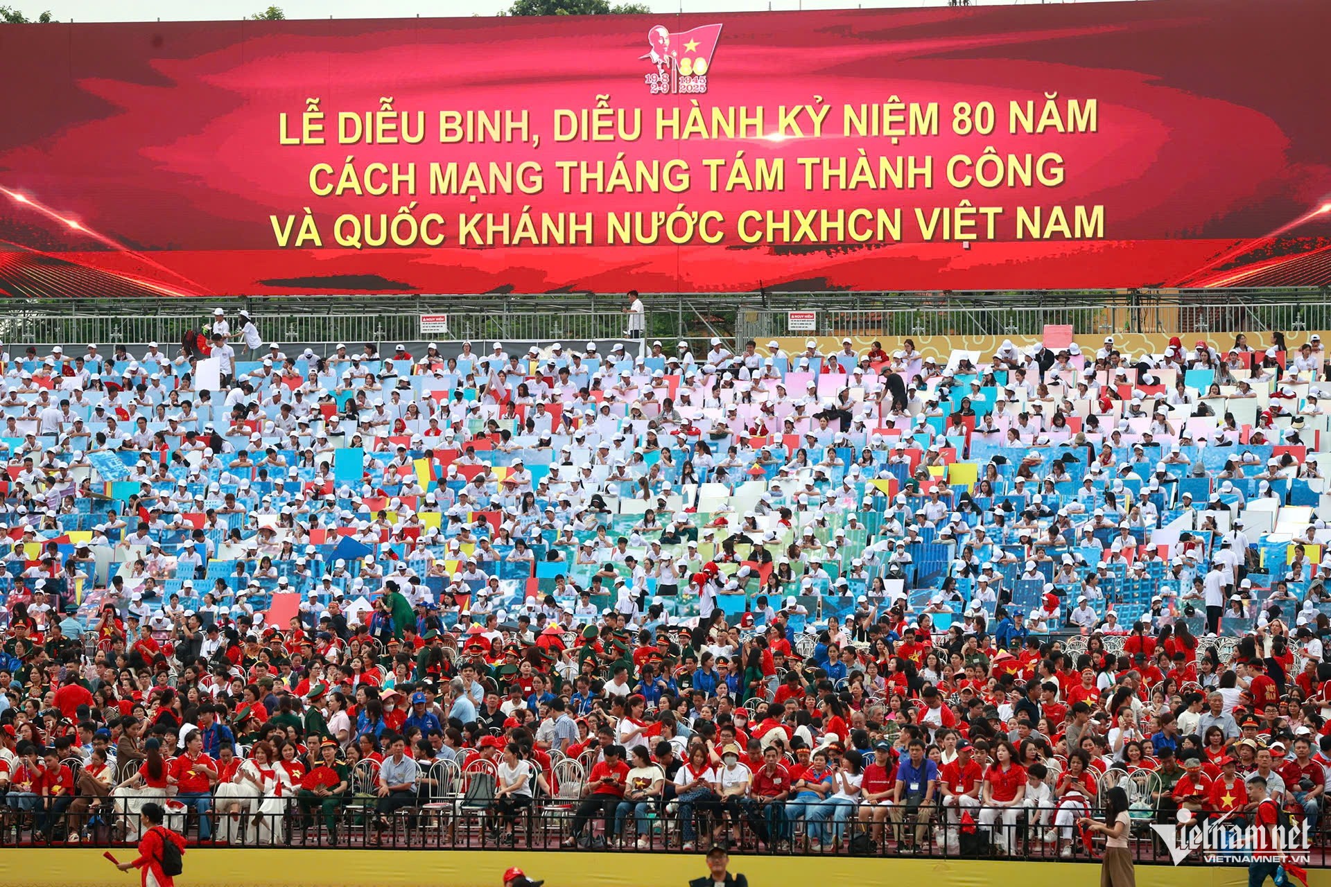 Khối xếp hình, xếp chữ với hàng nghìn người. Ảnh: Phạm Hải