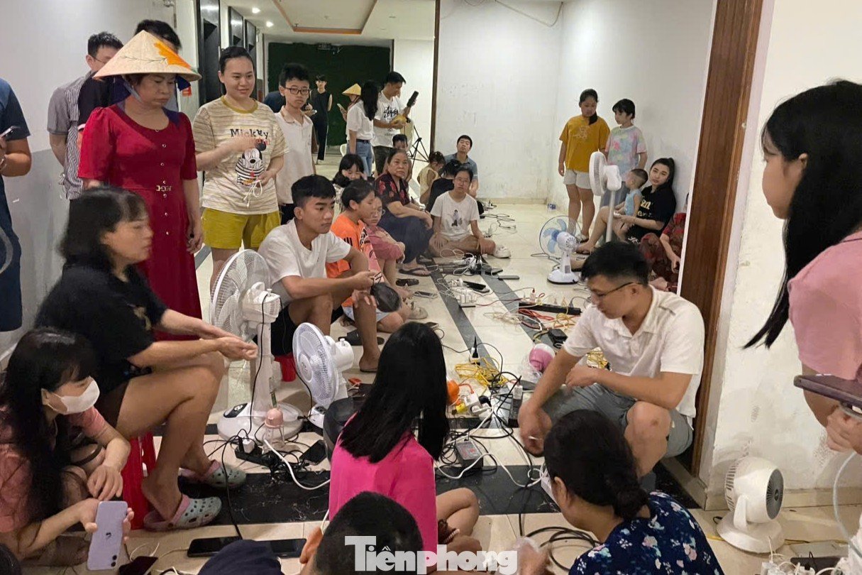 Chật kín người ngồi chờ sạc điện thoại ở trung tâm thương mại, chung cư - 7