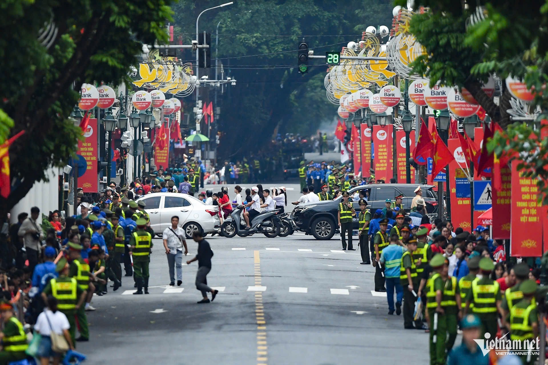 Hiện, các phố Tràng Tiền, Hàng Khay đã cấm đường triệt để. Các phương tiện cắt ngang phố Ngô Quyền để ra khỏi vùng cấm. Ảnh: Thạch Thảo