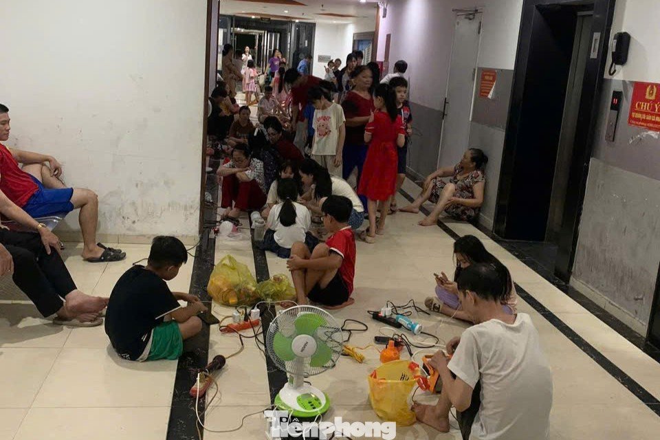 Chật kín người ngồi chờ sạc điện thoại ở trung tâm thương mại, chung cư - 11