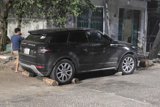 Ôtô 7 chỗ tông hai xe máy ở phường Tuy Hòa, tỉnh Đăk Lăk. Ảnh: Trung Cao