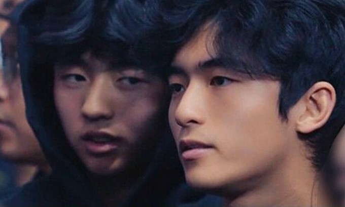 Lucas (phải) và em trai Quintus xem liveshow của Tạ Đình Phong tại Hong Kong cuối tháng 4. Ảnh: St Headline