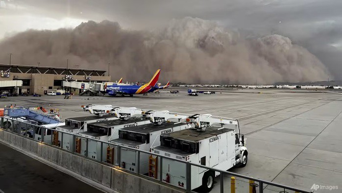 Hiện tượng bão bụi (haboob) do gió mạnh từ giông bão tạo ra. Ảnh: AP