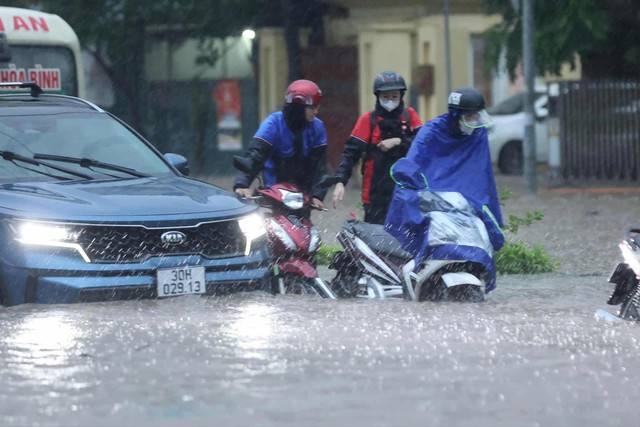 Nhiều tuyến phố ở Hà Nội tiếp tục ngập úng.
