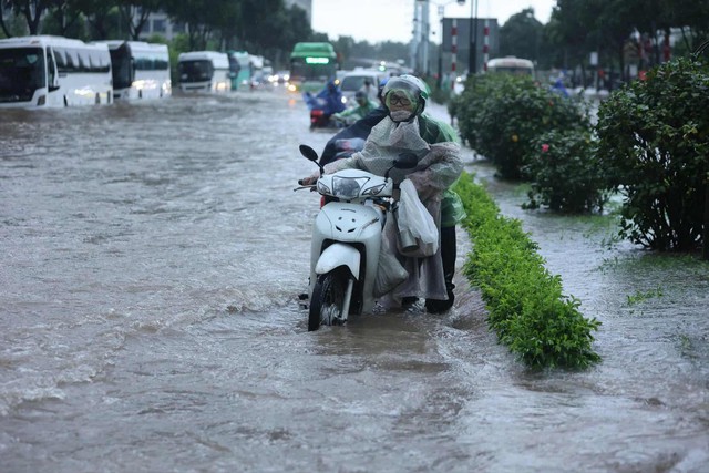 Miền Bắc tiếp tục mưa dông mạnh.