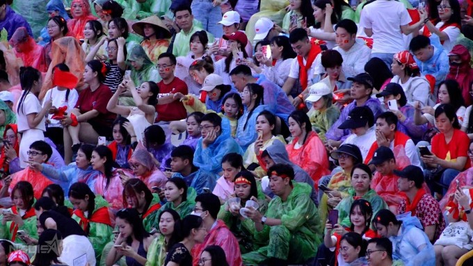 Nhiều người mặc áo cờ đỏ sao vàng, mang theo cờ Tổ quốc đến cổ vũ các nghệ sĩ hát về quê hương, đất nước.