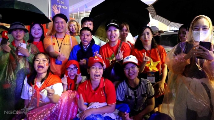 Khoảng 18h30, mưa nặng hạt kèm theo gió lớn. Khán giả phải trú ở các lán chờ cho ban tổ chức sắp xếp. Nhiều người cho biết trước khi đến VEC, họ đã chuẩn bị sẵn tinh thần xem concert quốc gia dưới mưa.