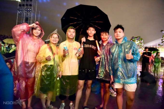 Trước đó, ngày 20 và 21/8, hàng chục nghìn khán giả bất chấp mưa, nắng, xếp hàng nhiều tiếng đồng hồ để nhận vé miễn phí tại Nhà hát Lớn Hà Nội. Nhiều người sở hữu vé sau đó đăng bán trên Facebook với giá từ 1-1,5 triệu đồng mỗi chiếc. Một số khán giả từng xếp hàng nhưng không thành công, quyết định chi tiền triệu để có suất xem concert.