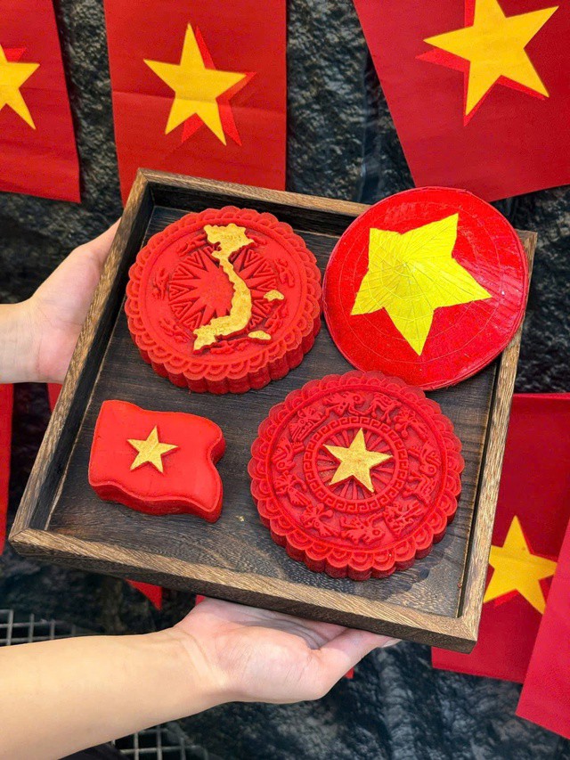 Những chiếc bánh Trung thu với hình cờ đỏ sao vàng thu hút sự chú ý của khách hàng dịp lễ 2/9. Ảnh: Khánh Ly.