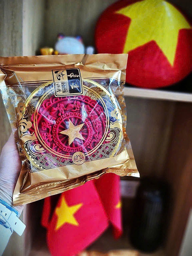 Từ mạng xã hội, bánh Trung thu có hình cờ đỏ sao vàng nhanh chóng trở thành xu hướng. Ảnh: Khánh Ly.
