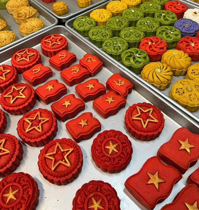 Bánh Trung thu "cờ đỏ sao vàng" vừa mang hương vị truyền thống, vừa gắn với niềm tự hào dân tộc. Ảnh: Bích Ngọc.