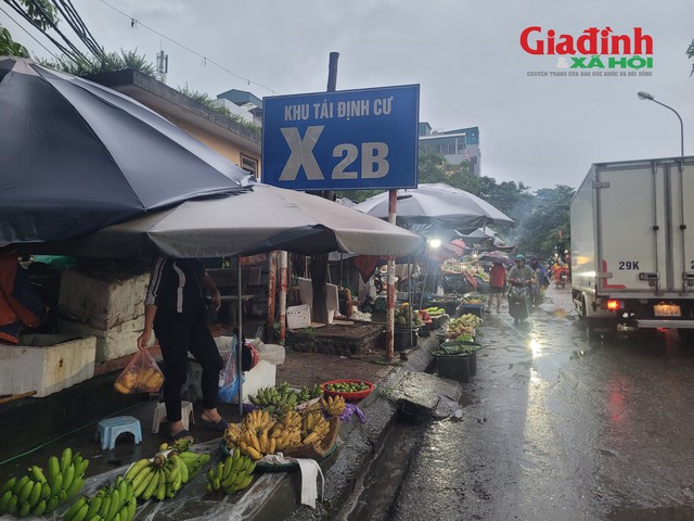 Theo tiểu thương tại chợ dân sinh khu tái định cư X2B, giá rau xanh sẽ neo cao đến khi hết bão. Ảnh: Bảo Loan