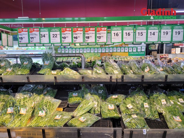 Trong khi giá rau tại chợ dân sinh có sự dao động nhất định thì tại hệ thống siêu thị lớn như WinMart, rau củ vẫn giữ nguyên giá niêm yết, không có biến động về giá. Ảnh: Bảo Loan