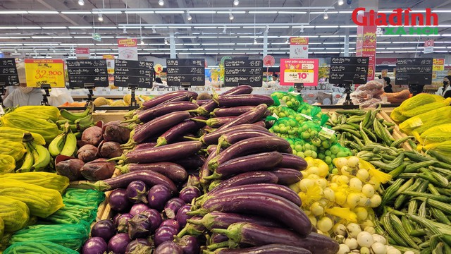Không những giữ nguyên giá niêm yết, tại một số siêu thị, giá rau củ còn giảm đến 10% nhằm kích thích sức mua thời điểm Hà Nội có mưa lớn kéo dài do ảnh hưởng hoàn lưu bão số 5. Ảnh: Bảo Loan