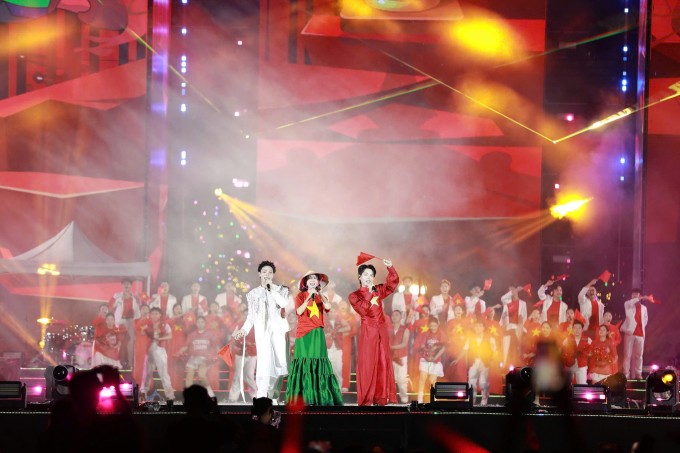 "Gia đình Hoa Dâm Bụt" gồm Erik, Hòa Minzy và Đức Phúc hội ngộ trên sân khấu concert quốc gia với ca khúc "Sẽ chiến thắng" của nhạc sĩ Nguyễn Hải Phong. Hòa Minzy khuấy động không khí khi bắt nhịp cho khán giả cùng hô vang ''Việt Nam'', ''Tôi yêu Việt Nam".
